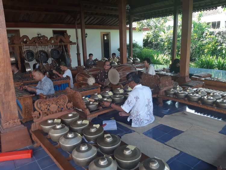 Gamelan study at Ekalaya’s open-air pendopo